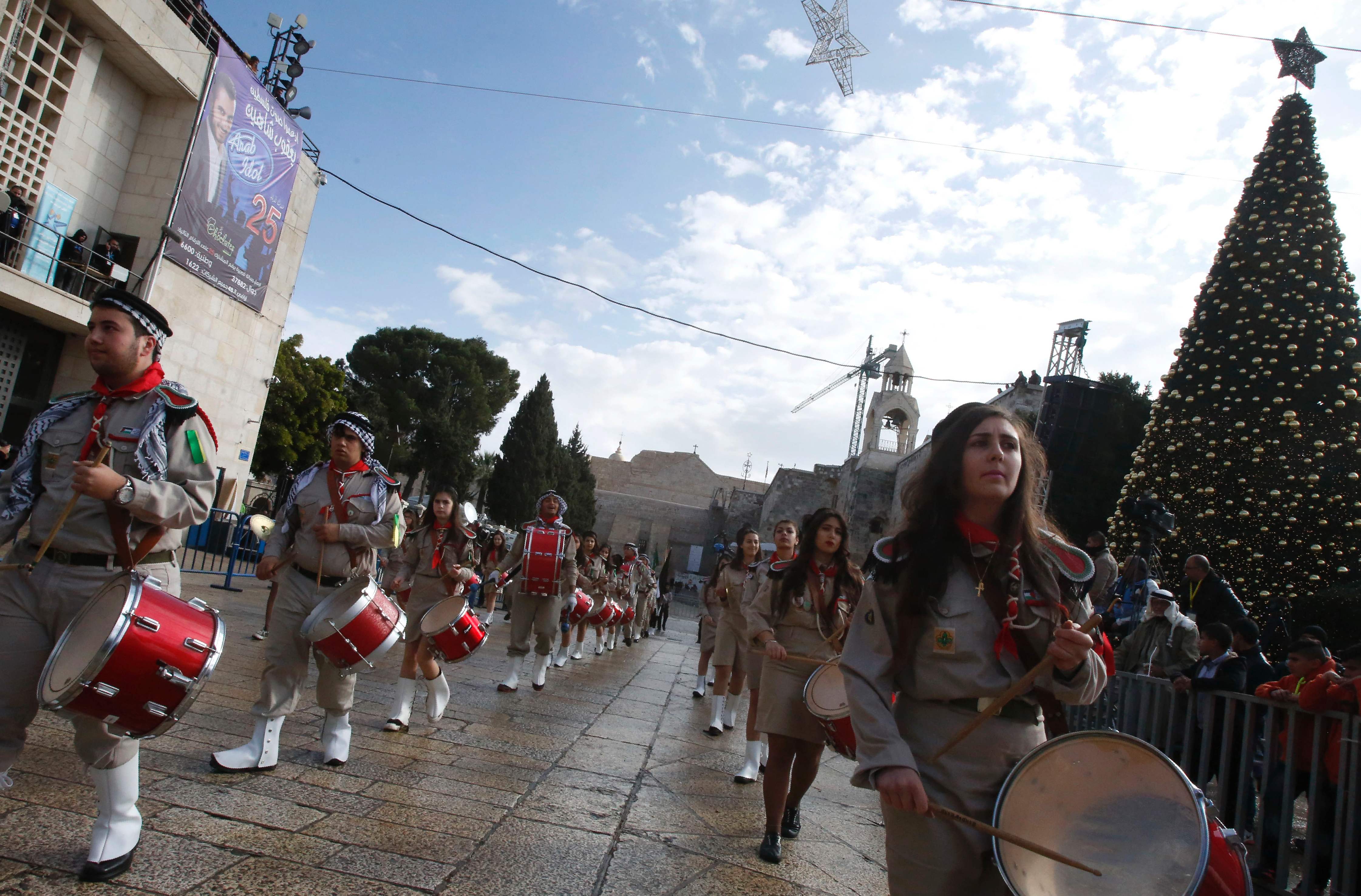 عروض لكشافة فلسطنين في ساحة المهد خارج كنيسة المهد