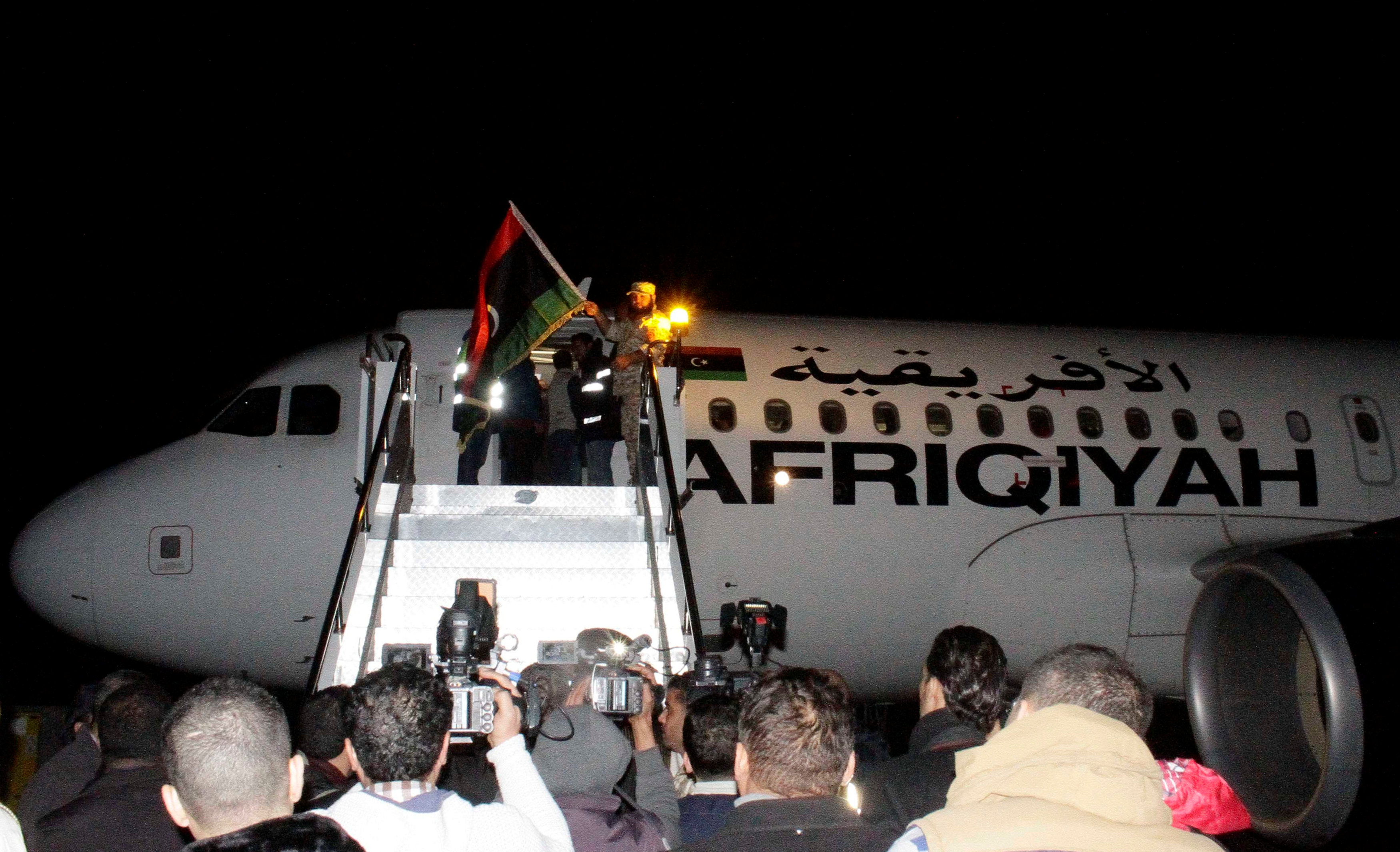 عودة ركاب الطائرة المختطفة إلى مطار معتيقة بطرابلس -رويترز (3)
