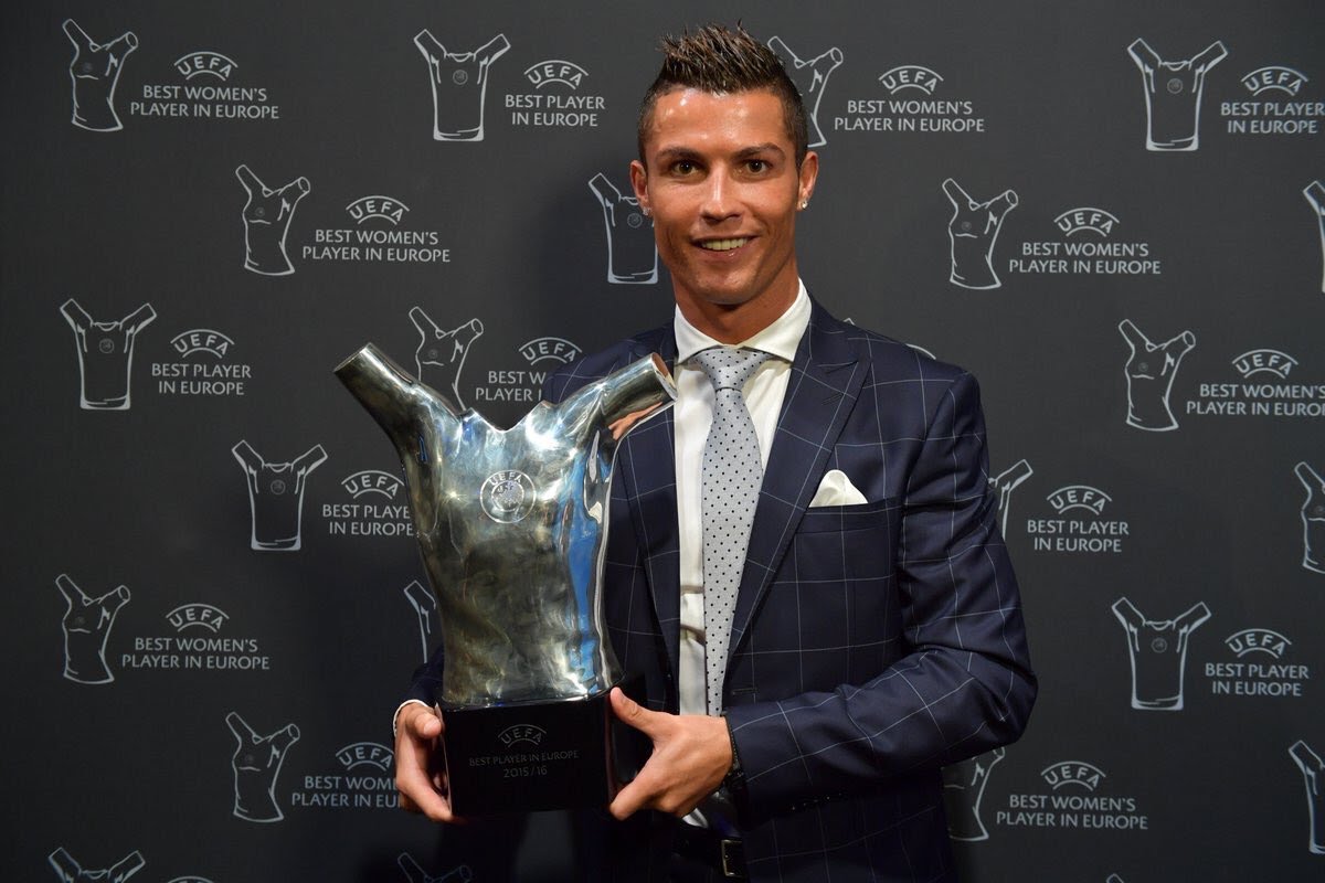 رونالدو مع جائزة افضل لاعب فى اوروبا