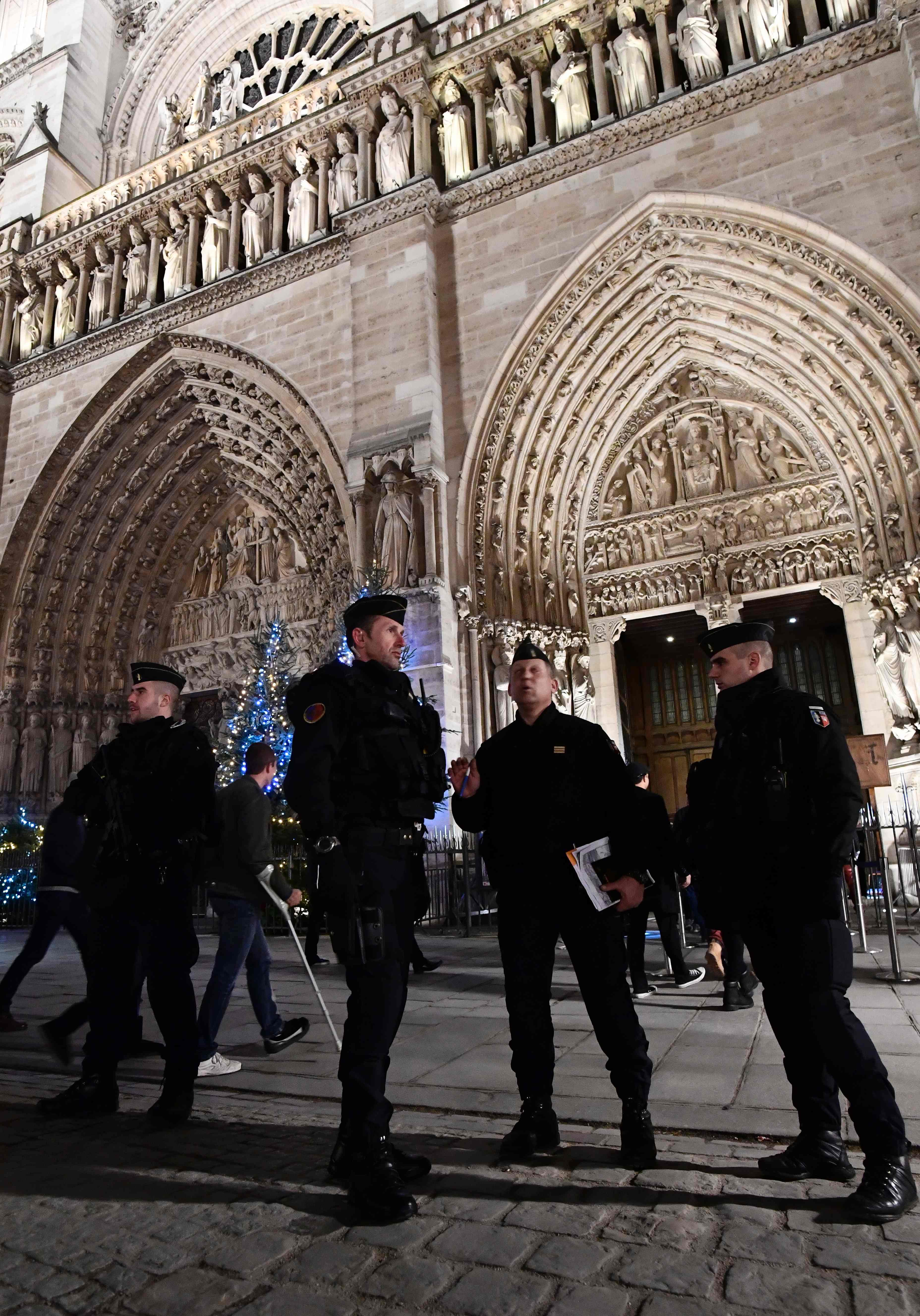 الشرطة الفرنسية أمام الكنائس 