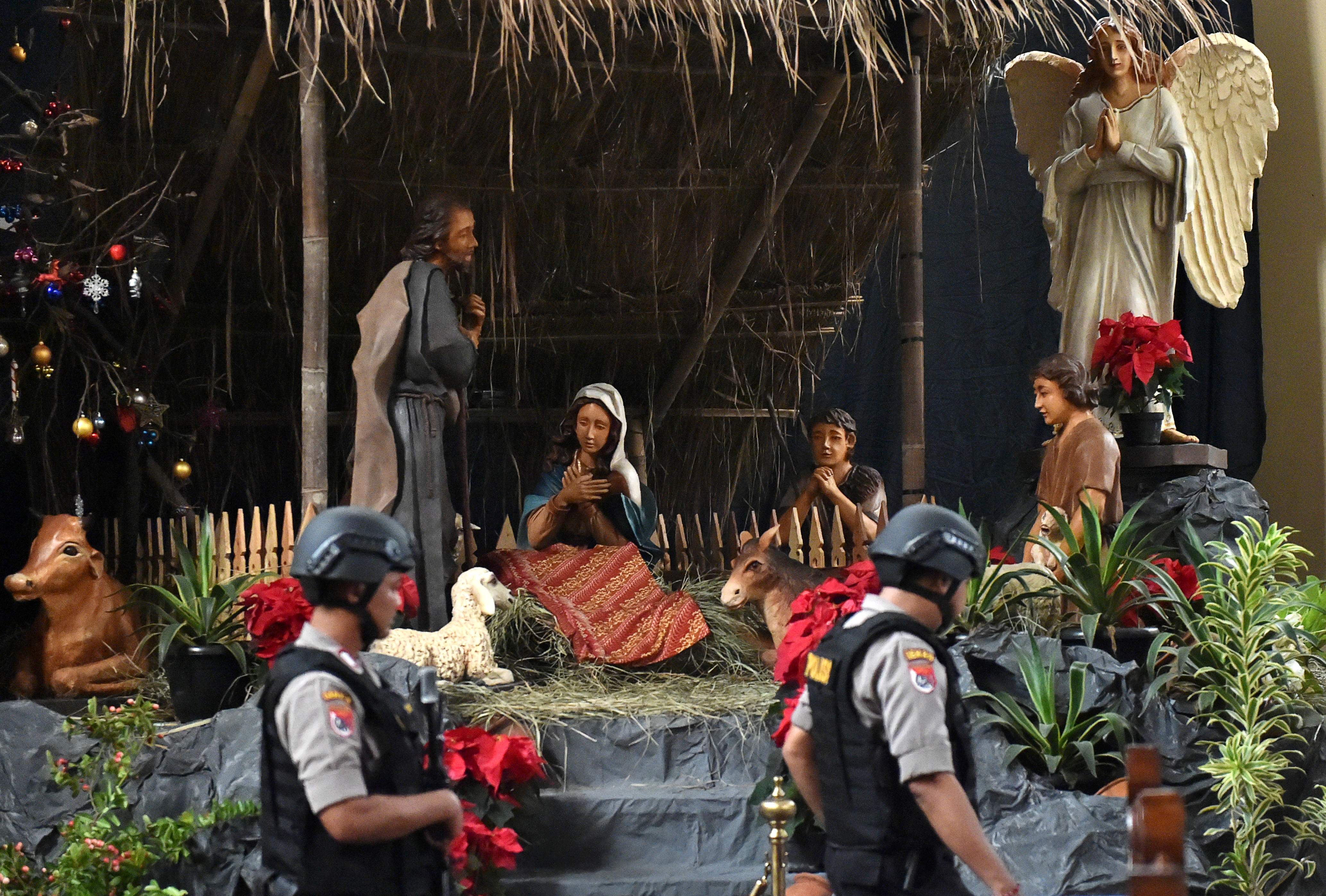 تأمين الكنيسة الكاتدرائية في جاكرتا قبل احتفالات عيد الميلاد - ا ف ب