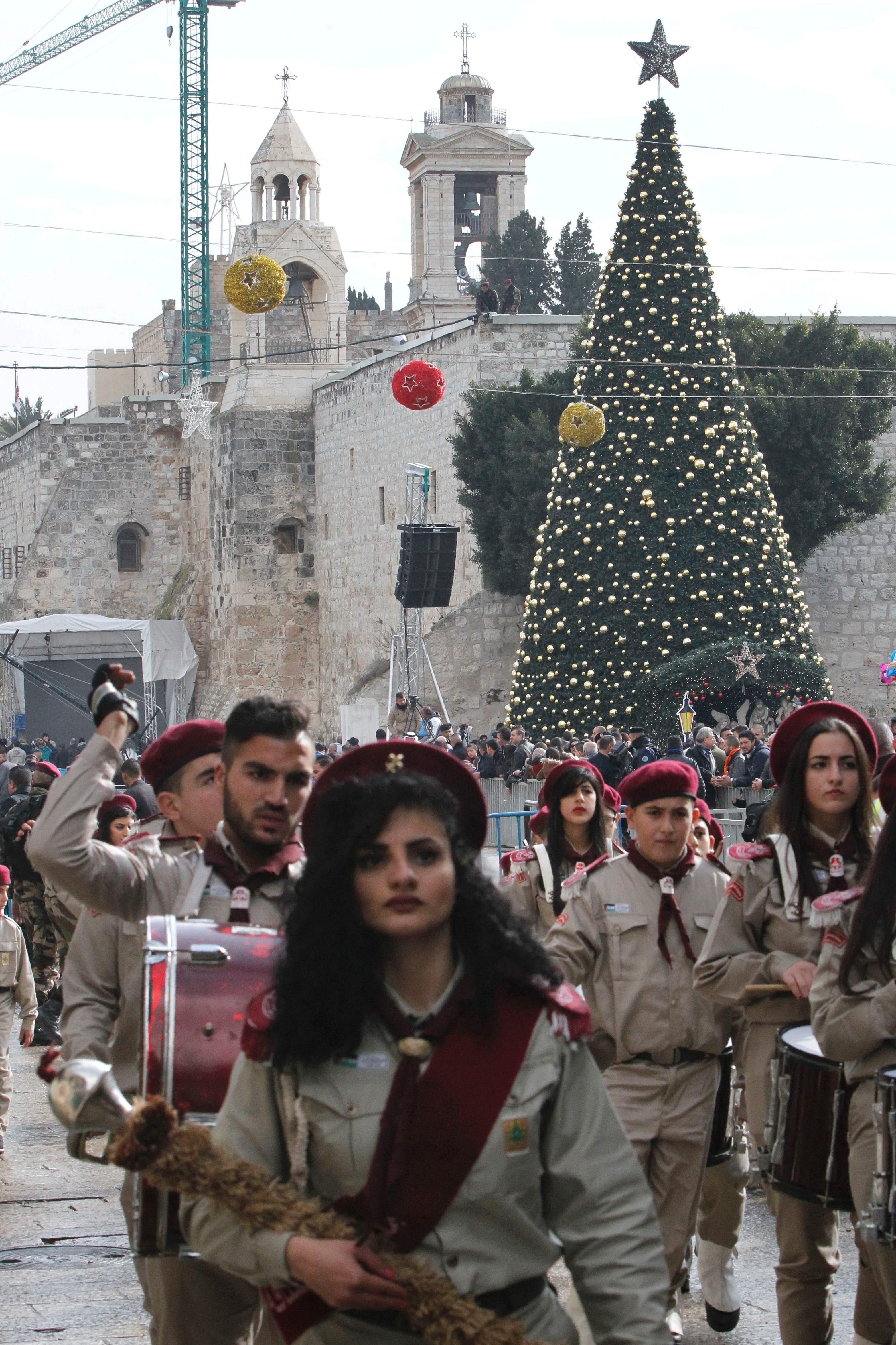 عروض لكشافة مسيحين الفلسطنين في ساحة المهد خارج كنيسة المهد في بيت لحم