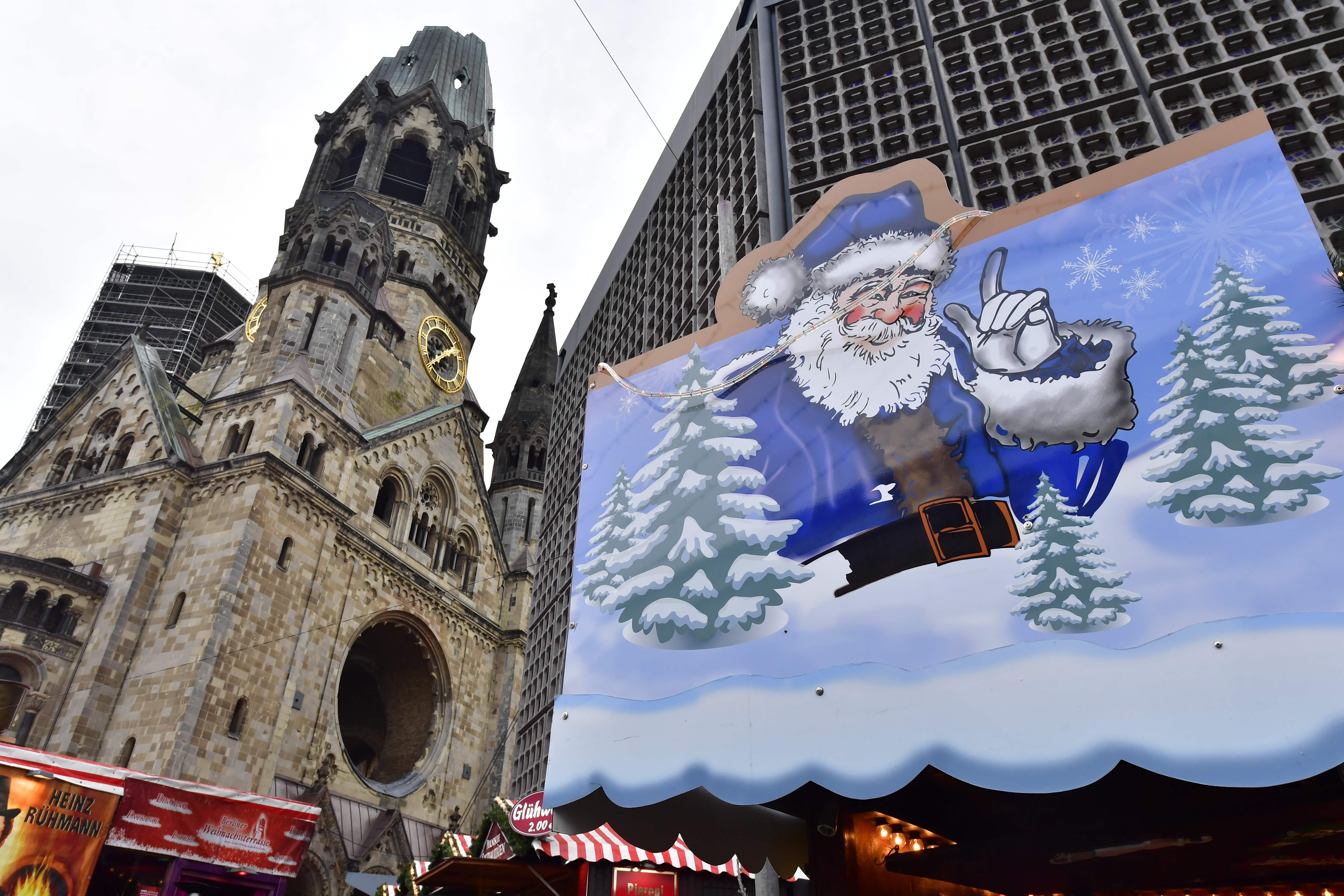 سوق عيد الميلاد فى برلين بالقرب من  كنيسة قيصر ويلهلم التذكارية - أ ف ب