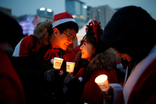 متظاهرون في كوريا الجنوبية يرتدون زى سانتا كلوز ضد رئيسة البلاد