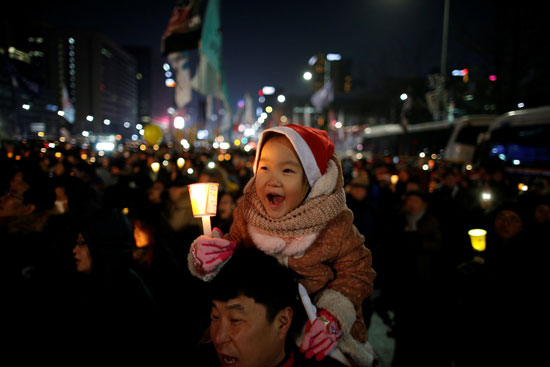 متظاهرون في كوريا الجنوبية يرتدون زى سانتا كلوز فى تظاهرة ضد رئيسة باك كون هيه