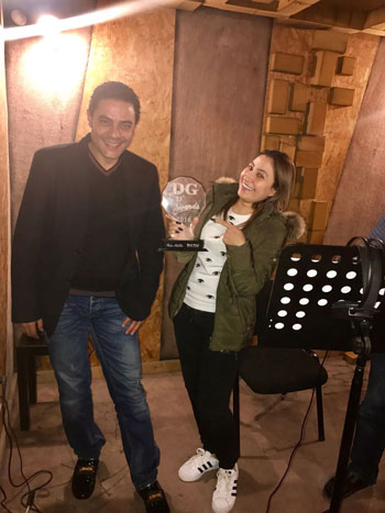 بوسى تحتفل مع نادر عبدالله بجائزة "دير جيست" أفضل شاعر