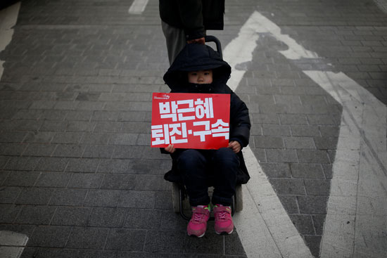 الآلاف في كوريا الجنوبية يرتدون زى سانتا كلوز فى تظاهرة ضد رئيسة البلاد 