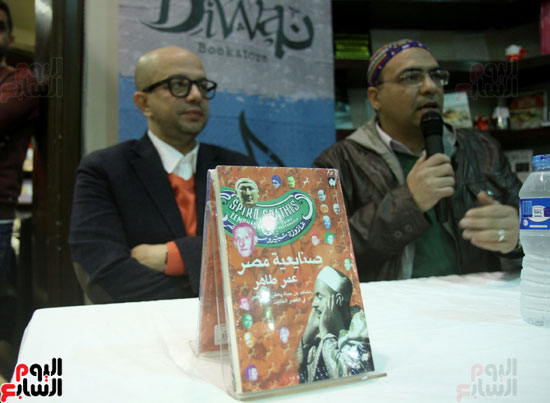 •	محمد عبد الرحمن يدير حفل توقيع الكتاب وبجواره عمر طاهر