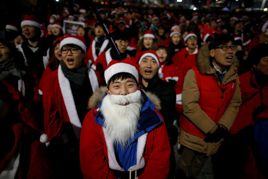 الآلاف في كوريا الجنوبية يرتدون زى سانتا كلوز فى تظاهرة حاشدة وسط العاصمة سول ضد رئيسة البلاد