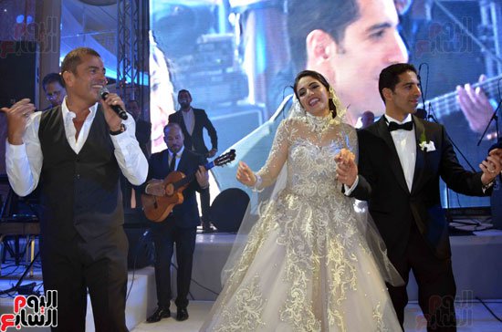 رقصة العروسين مع عمرو دياب