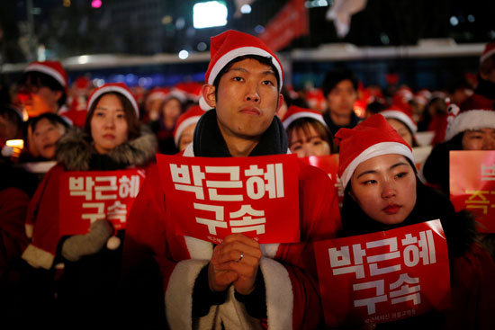 متظاهرون في كوريا الجنوبية يرتدون زى سانتا كلوز فى تظاهرة ضد رئيسة باك