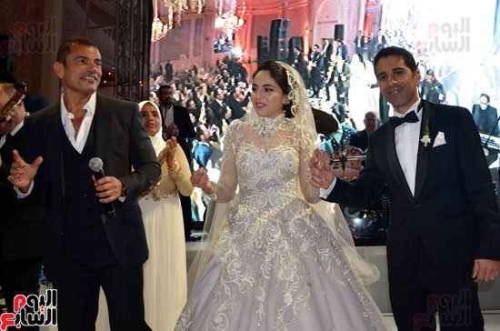 عمرو دياب والعروسين