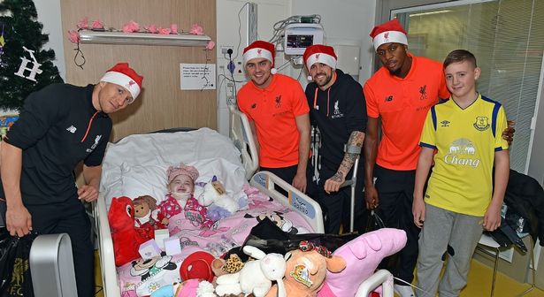 عدد من لاعبى ليفربول مع احد الاطفال المرضى