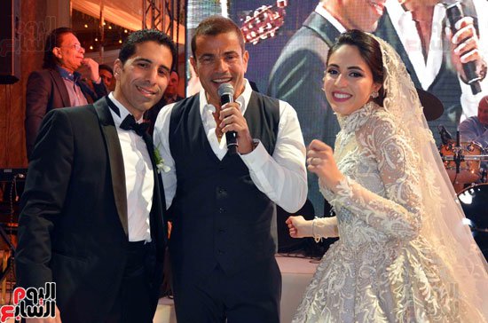 عمرو دياب يتوسط العروسين