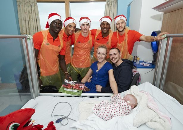 لاعبو ليفربول مع أسرة طفل مريض
