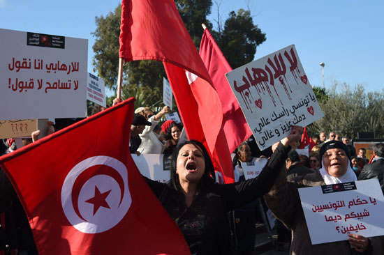 سيدات يشاركن فى مظاهرة ضد عودة تونسيون إرهابيون إلى البلاد خارج مبنى البرلمان