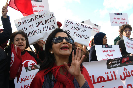 سيدات يشاركن فى مظاهرة ضد عودة تونسيون إرهابيون إلى البلاد خارج مبنى البرلمان