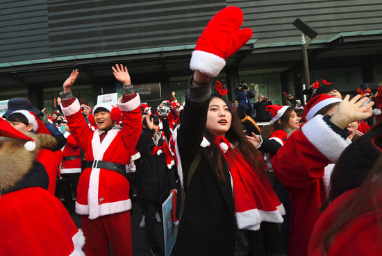 متظاهرون في كوريا الجنوبية يرتدون زى سانتا كلوز ويطالبون برحيل باك 