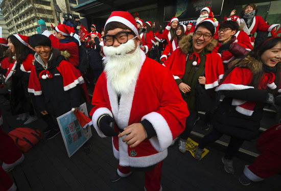 متظاهرون في كوريا الجنوبية يرتدون زى سانتا كلوز فى تظاهرة ضد رئيسة باك كون هيه