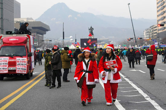 متظاهرون في كوريا الجنوبية يرتدون زى سانتا كلوز ضد رئيسة البلاد 