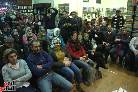 •	الإعلامى محمود سعد والكاتب عبد الرحيم كمال وجانب من الحضور