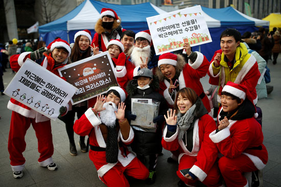 متظاهرون في كوريا الجنوبية يرتدون زى سانتا كلوز فى تظاهرة ضد رئيسة البلاد 