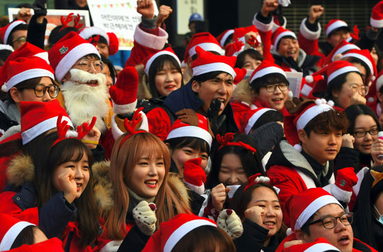 الآلاف في كوريا الجنوبية يرتدون زى سانتا كلوز فى تظاهرة ضد رئيسة البلاد 