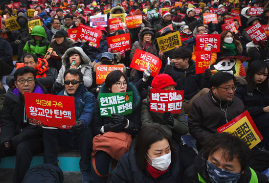 متظاهرون في كوريا الجنوبية يرتدون زى سانتا كلوز فى تظاهرة ضد رئيسة البلاد 