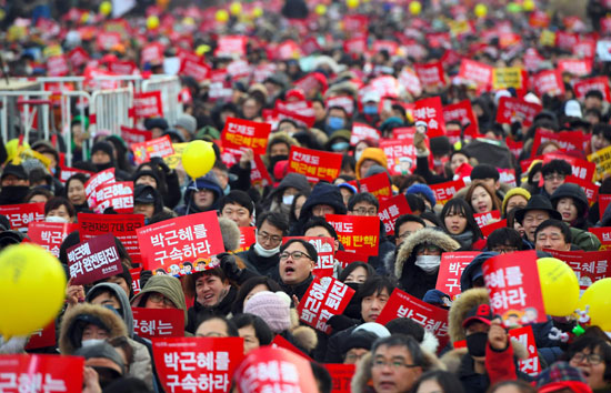 الآلاف في كوريا الجنوبية يرتدون زى سانتا كلوز فى تظاهرة حاشدة وسط العاصمة سول ضد رئيسة البلاد 