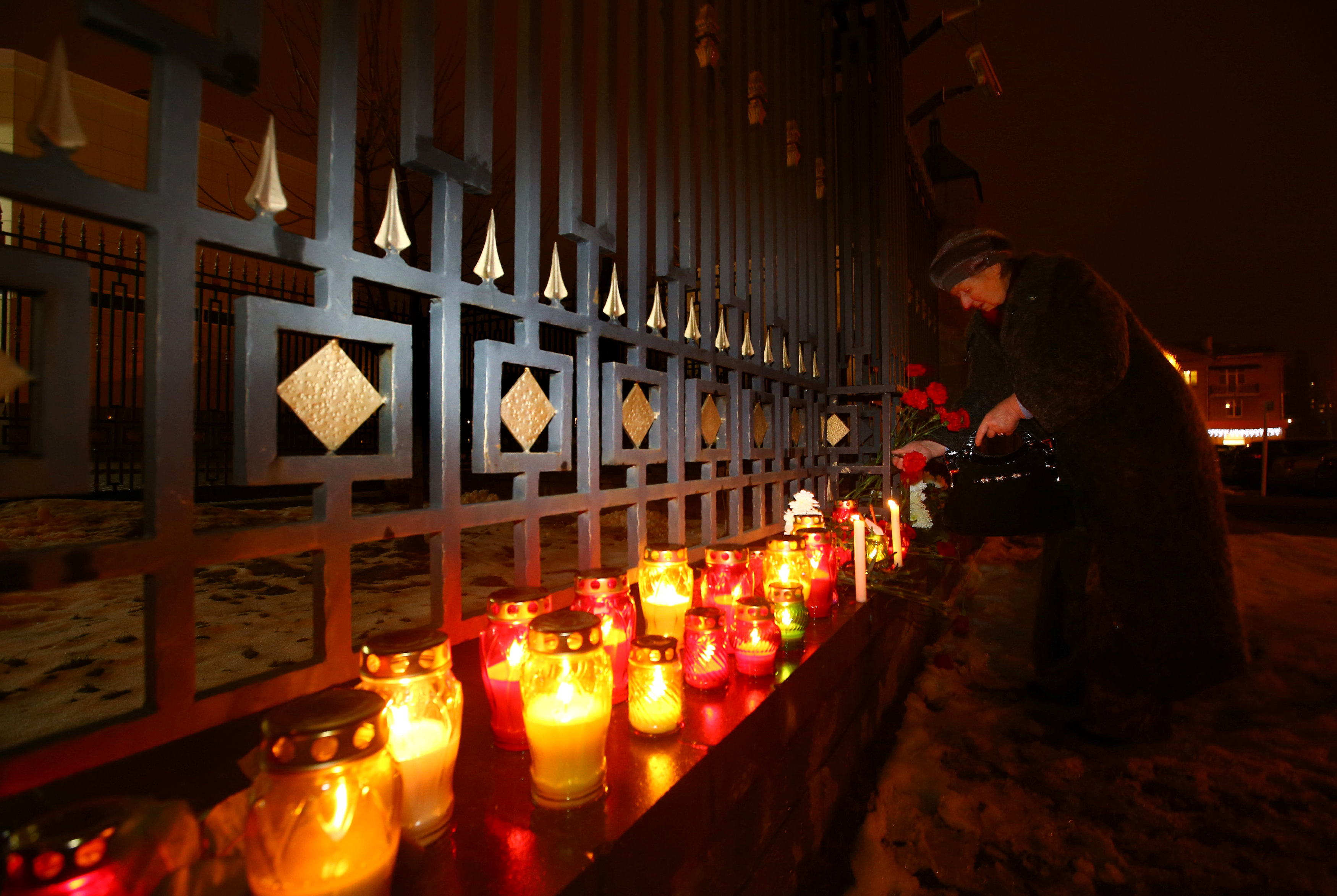 وقفة تضامنية مع ضحايا الطائرة الروسية فى مدينة سوتشي