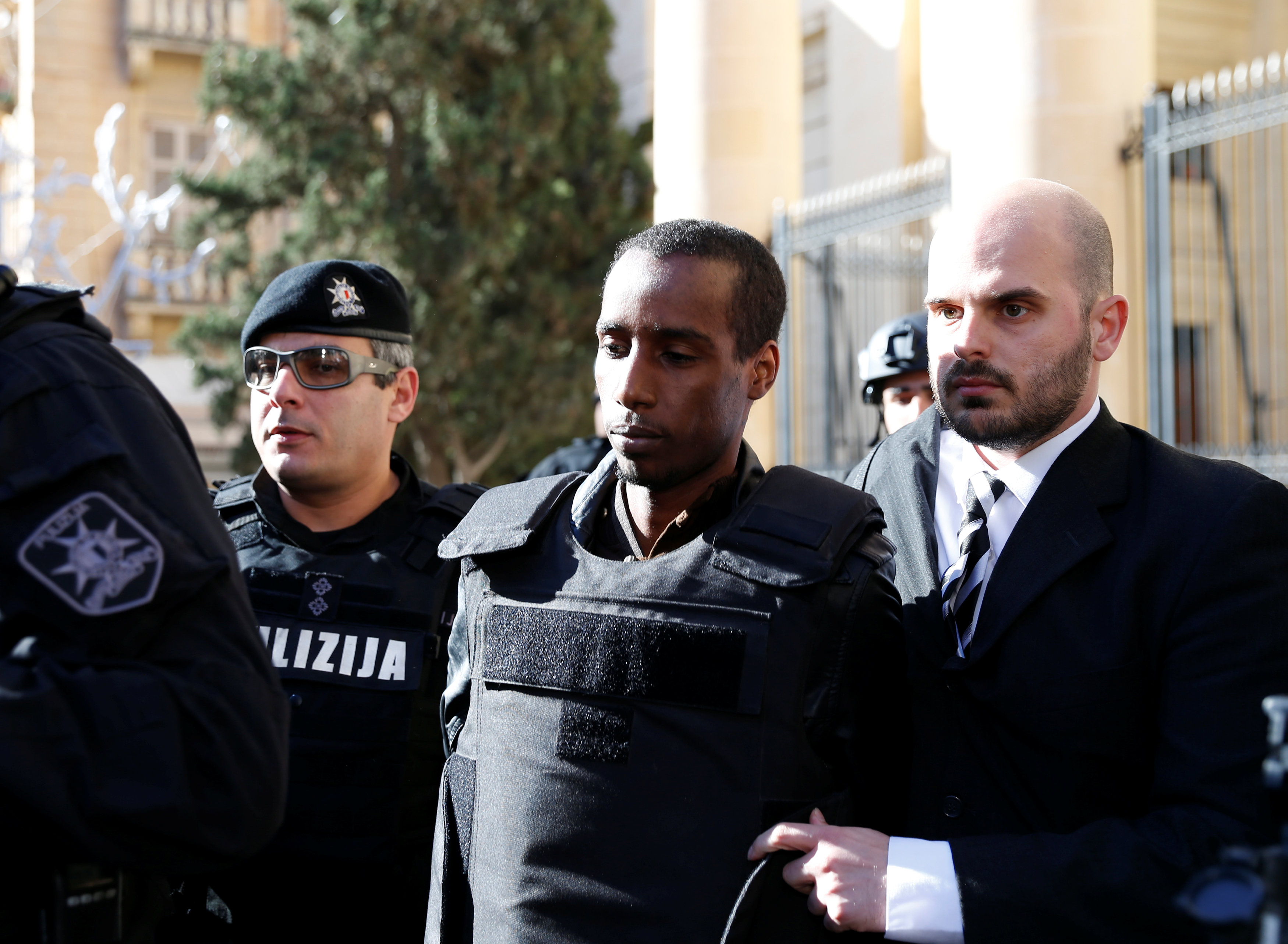أحد خاطفى الطائرة الليبية متوجها إلى محكمة فاليتا