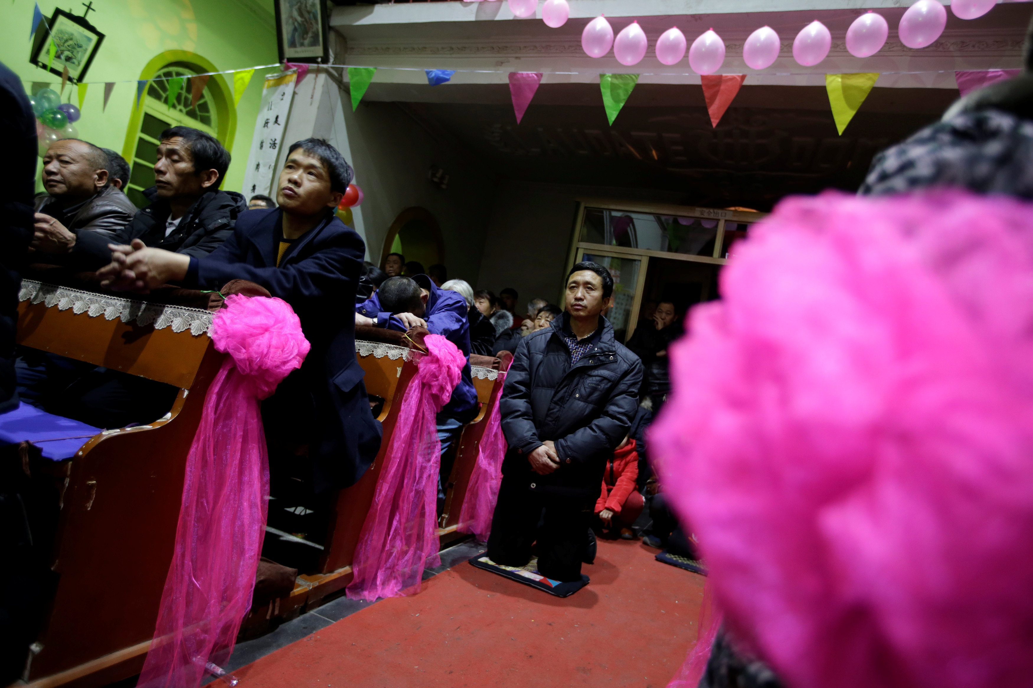 صينيون يحضرون قداس عيد الميلاد فى الكنيسة الكاثوليكية فى ضواحى مدينة تاى يوان (2)
