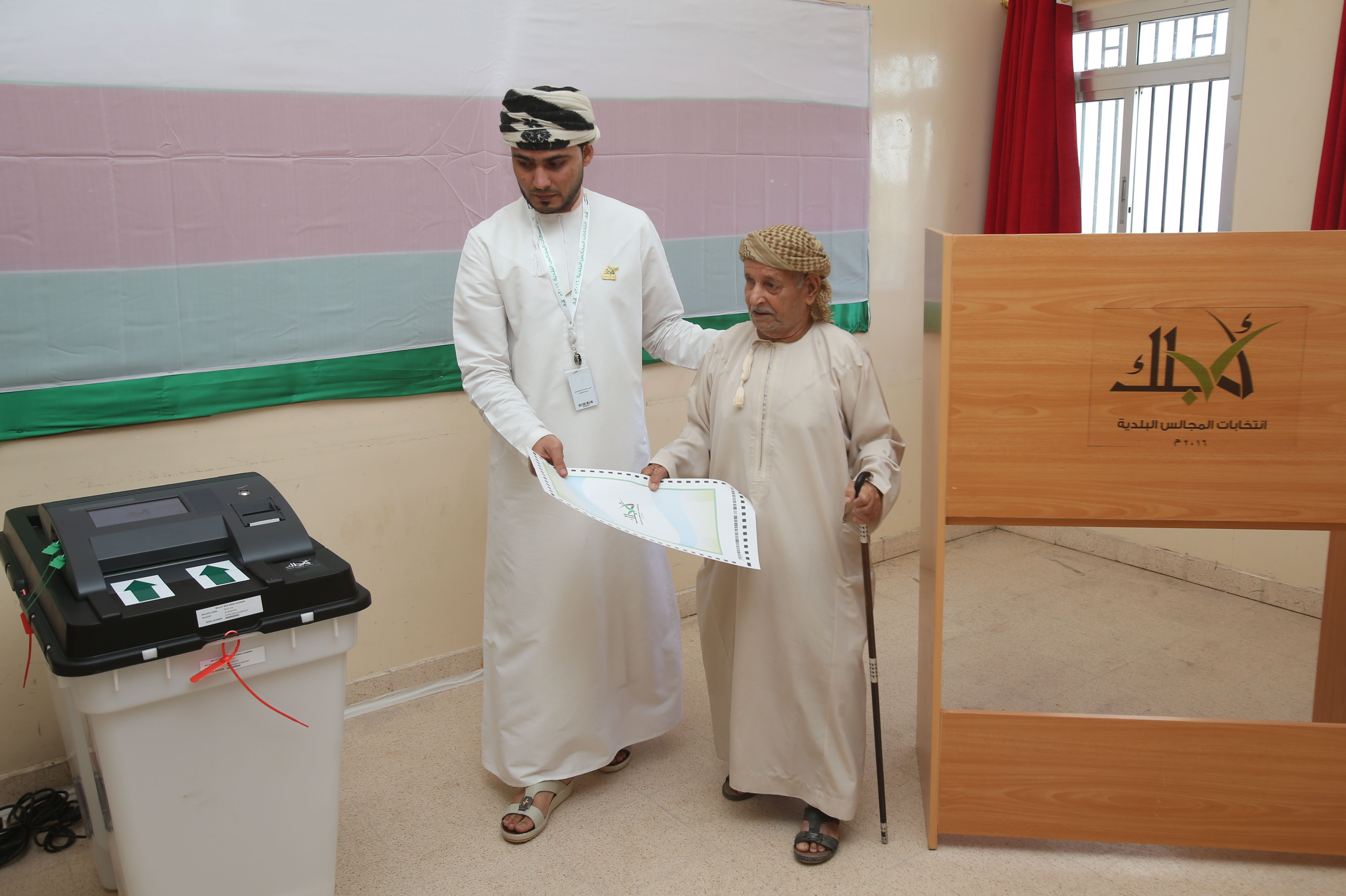   مواطن عمانى حرص على التصويت فى الانتخابات      