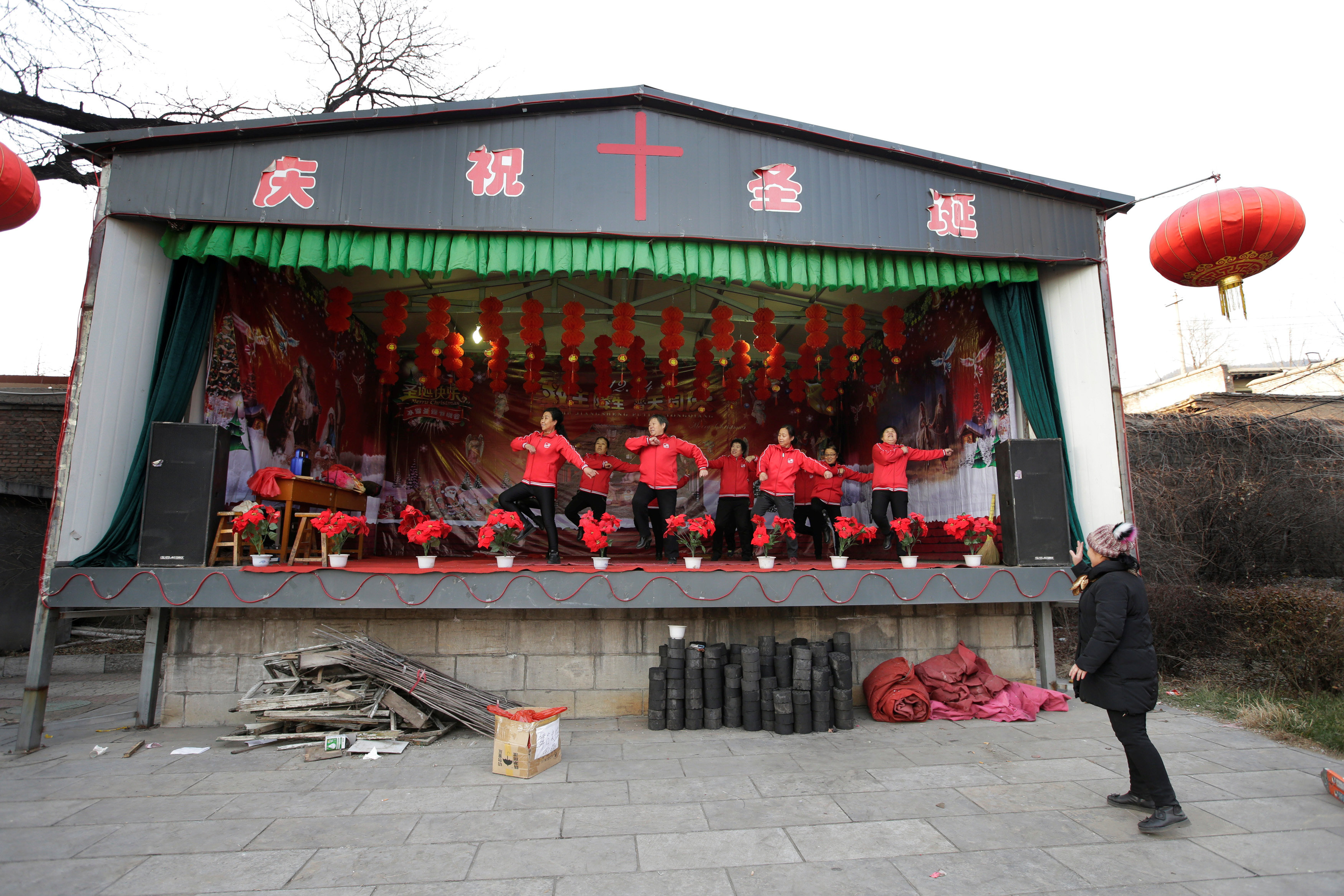 قرويون صينيون يرقصون خارج الكنيسة الكاثوليكية احتفالا بعيد الميلاد فى تاى يوان (2)