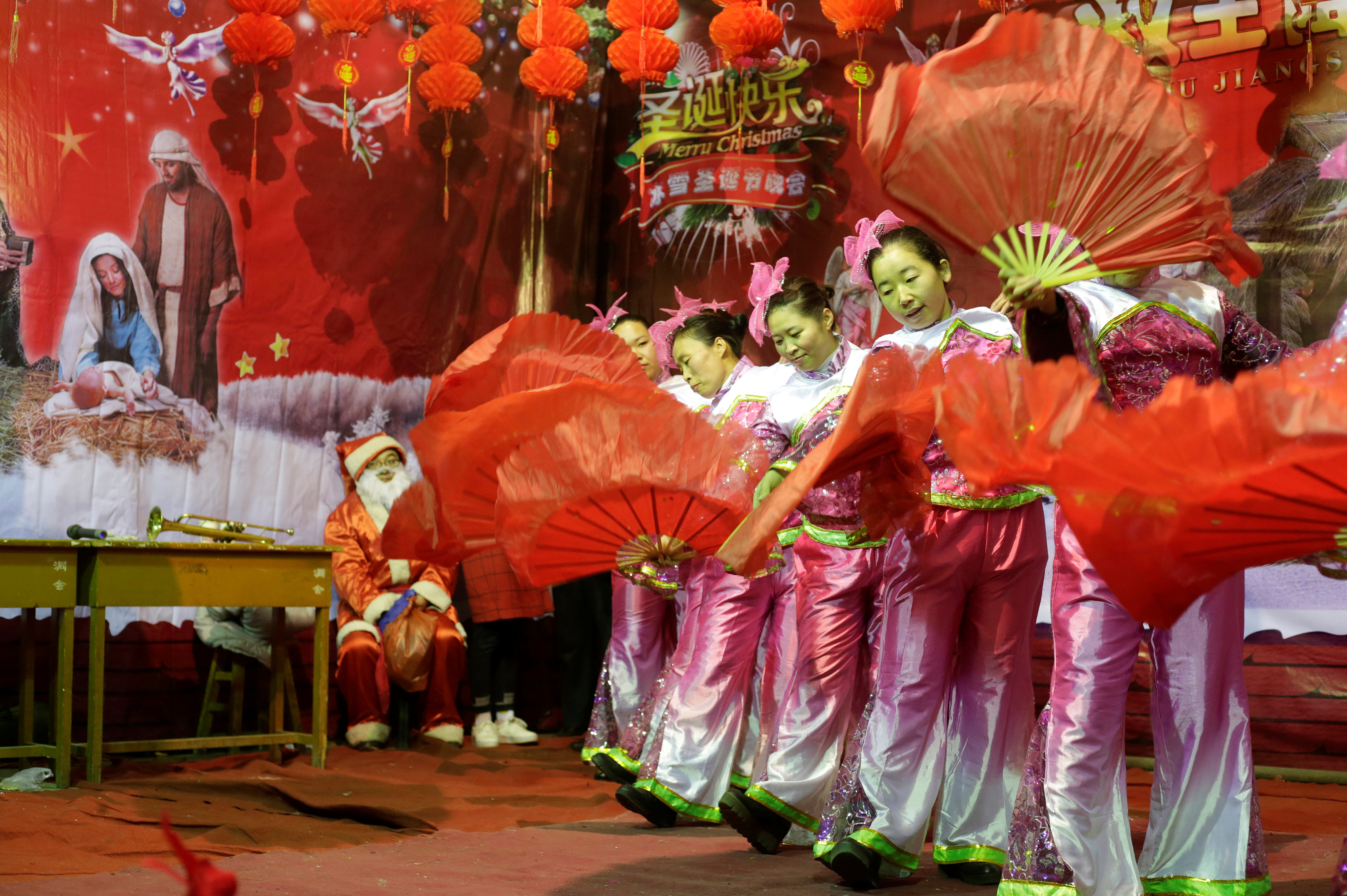 صينيات يرقصن احتفالا بعيد الميلاد خارج الكنيسة الكاثوليكية فى مدينة تاى يوان