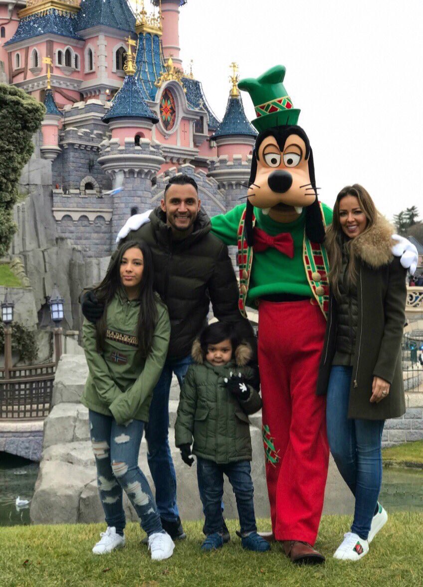 كيلور نافاس حارس ريال مدريد يحتفل بالكريسماس مع عائلته بمدية ديزنى لاند