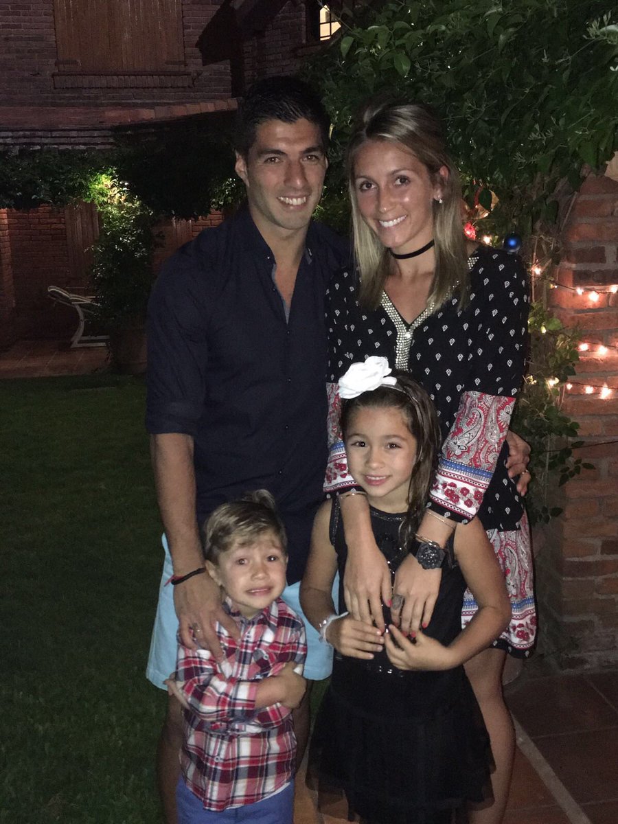 لويس سواريز مع زوجته وبناته متمنيًا أعياد كريسماس سعيدة للجميع