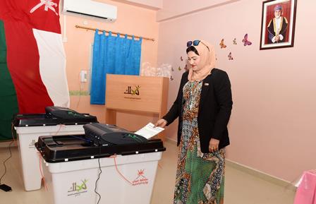 مواطن يساعد كفيف على وضع بطاقة التصويت