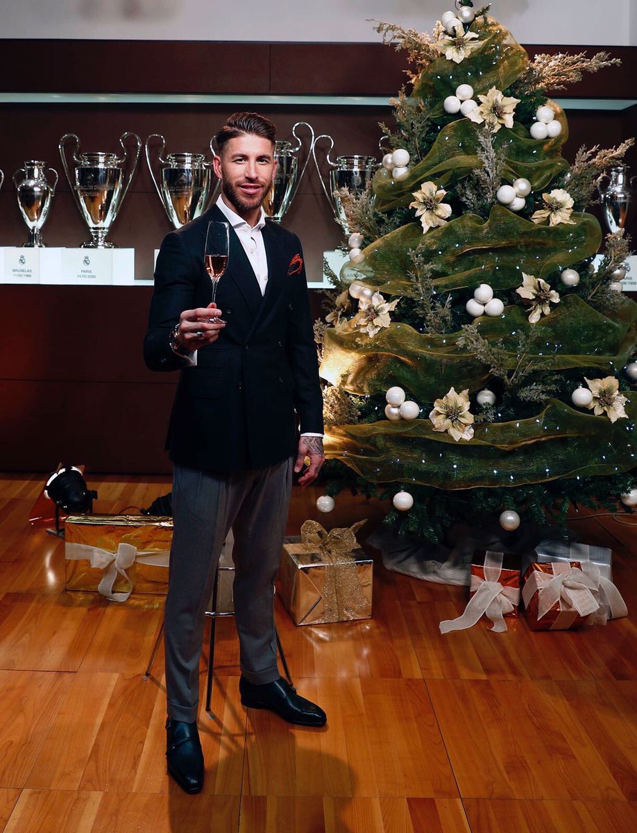 راموس قائد ريال مدريد يحتفل بجانب شجرة الكريسماس وخلفه كؤوس الفريق الملكى بدورى الأبطال