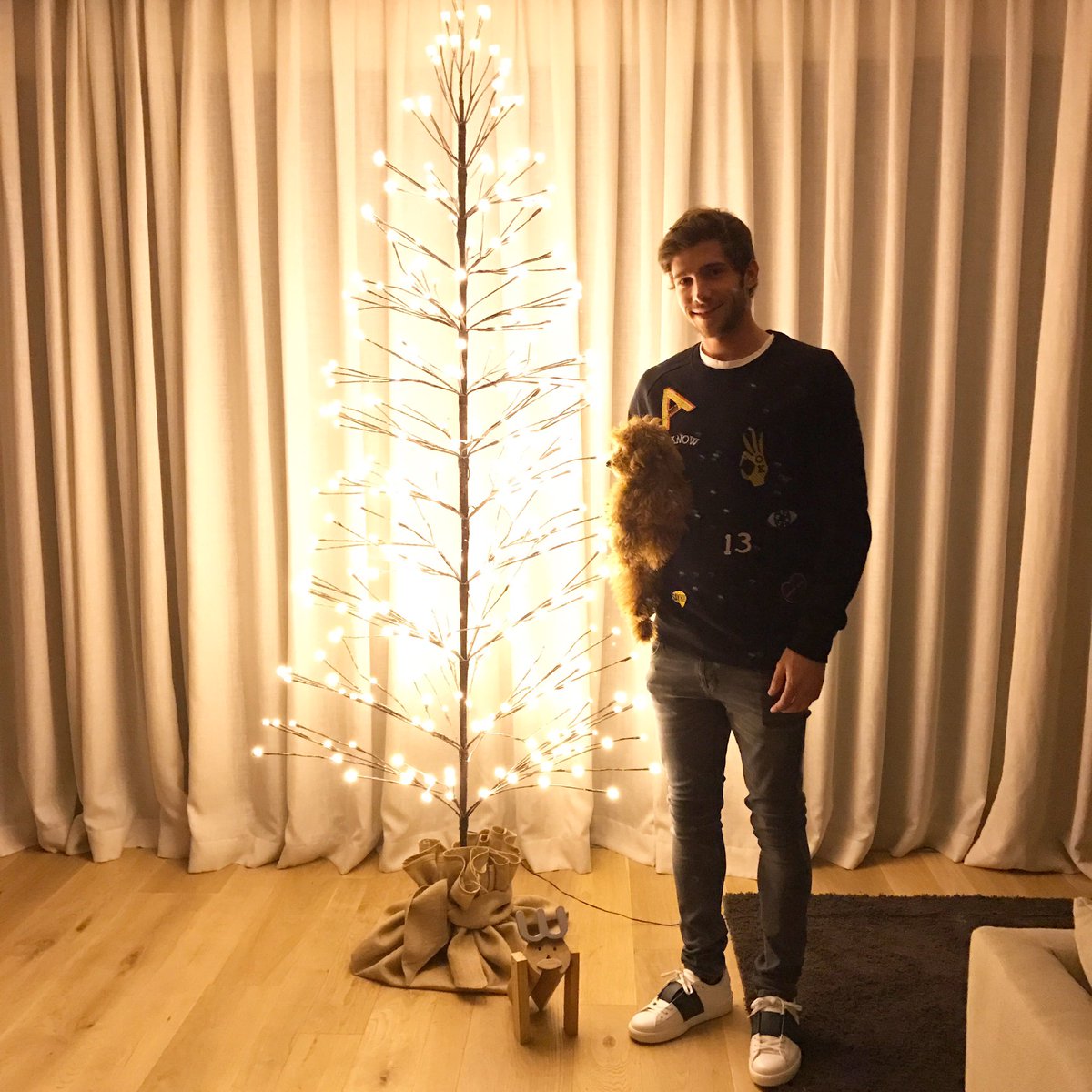 سيرجى روبيرتو مدافع برشلونة يحتفل بجانب شجرة الكريسماس