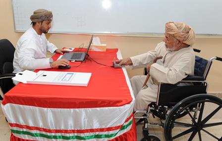  مواطنة عمانية تضع بطاقة التصويت فى الصندوق الإلكترونى