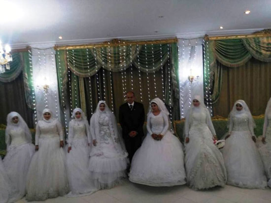 محافظ مطروح وسط العرائس فى حفل الزواج الجماعي