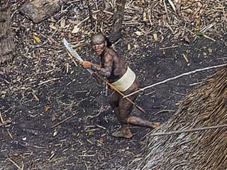 رجل من قبيلة تعيش فى العصر الحجرى بالبرازيل