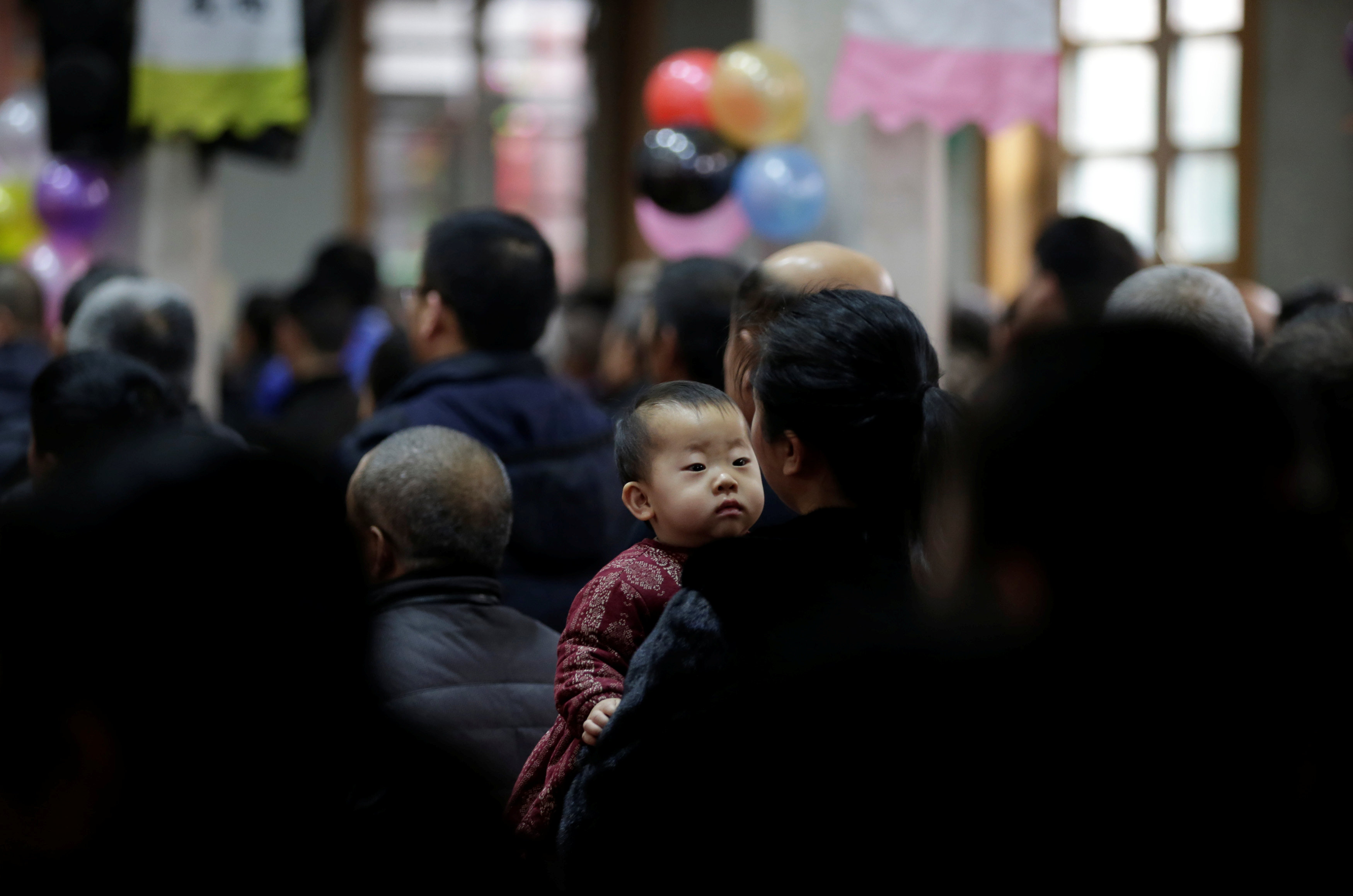 صينيون يحضرون قداس عيد الميلاد فى الكنيسة الكاثوليكية فى ضواحى مدينة تاى يوان (1)