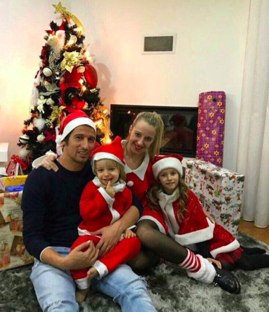 كوينتراو مدافع ريال مدريد يحتفل مع زوجته وبناته بجانب شجرة الكريسماس