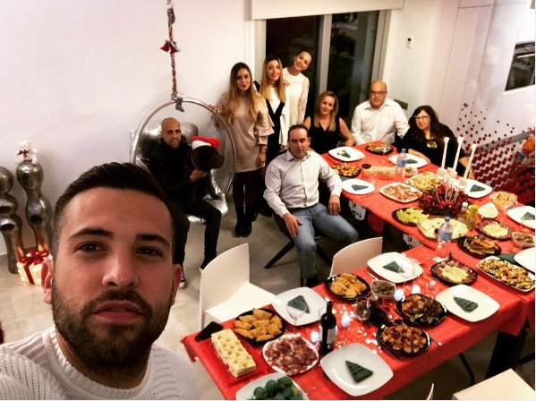 جوردى ألبا مدافع برشلونة يحتفل على مائدة طعام وسط عائلته بأعياد الكريسماس