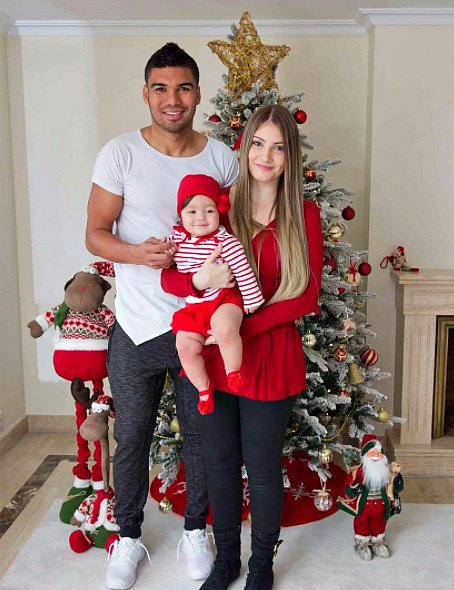 كاسيميرو لاعب ريال مدريد يحتفل بالكريسماس مع ابنته الصغيرة وزوجته وخلفهما شجرة الكريسماس