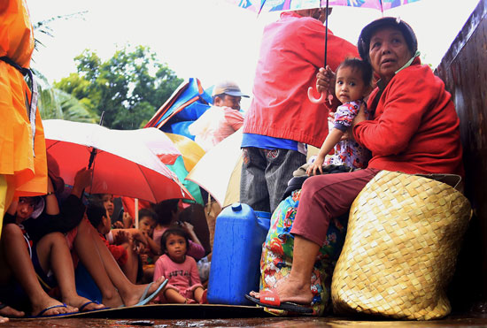 الجيش الفلبينى يجلى آلاف قبل اقتراب إعصار "نوك-تن" – أ ف ب 