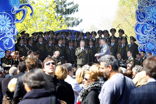حفل-لكورال-الجيش-الروسى-فى-حديقة-التأقلم-بباريس-فى-2010--أ-ف-ب-)1(