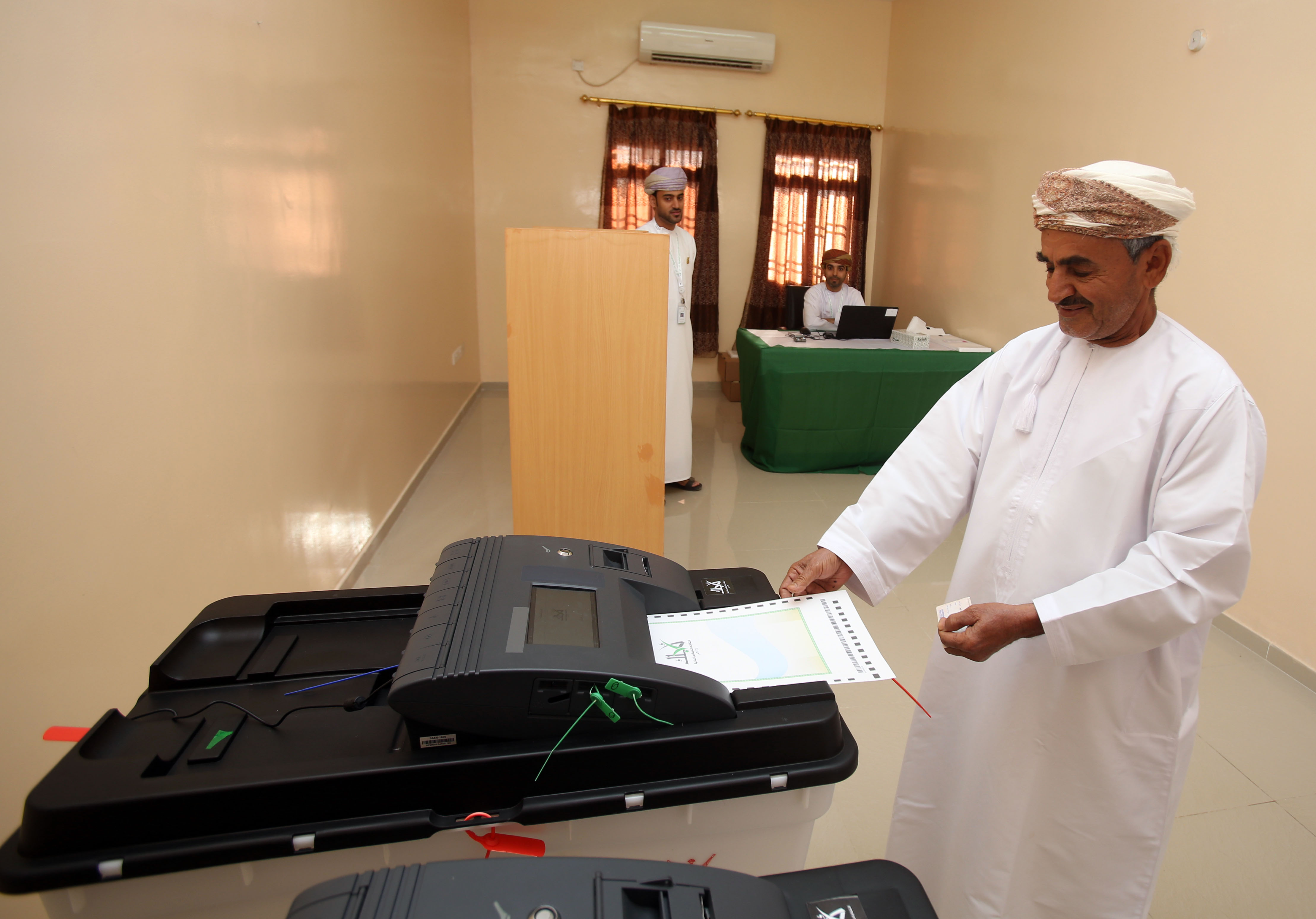  مواطن عمانى يدلى بصوته 